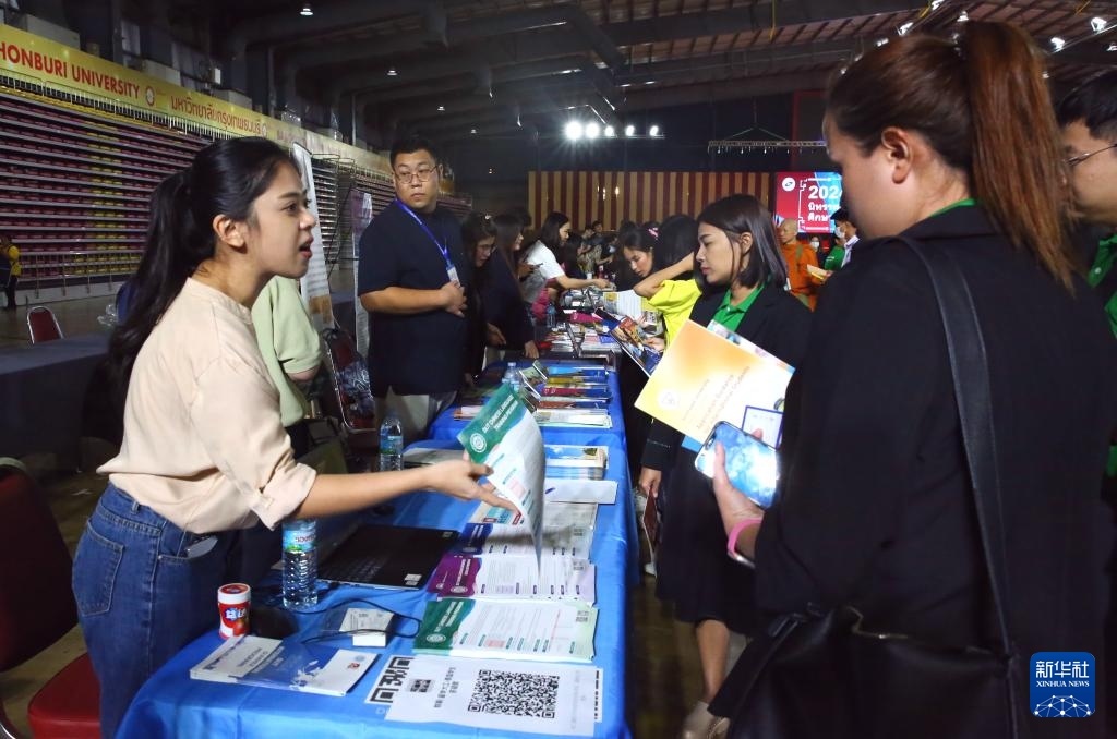 6月22日，在泰國(guó)曼谷吞武里大學(xué)舉辦的中國(guó)高等教育展上，學(xué)生在中國(guó)高校展臺(tái)前了解信息。新華社記者 孫瑋彤 攝