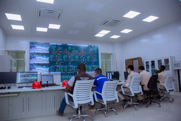 剛果（金）布桑加水電站攔河大壩泄洪。中鐵資源集團(tuán)供圖 