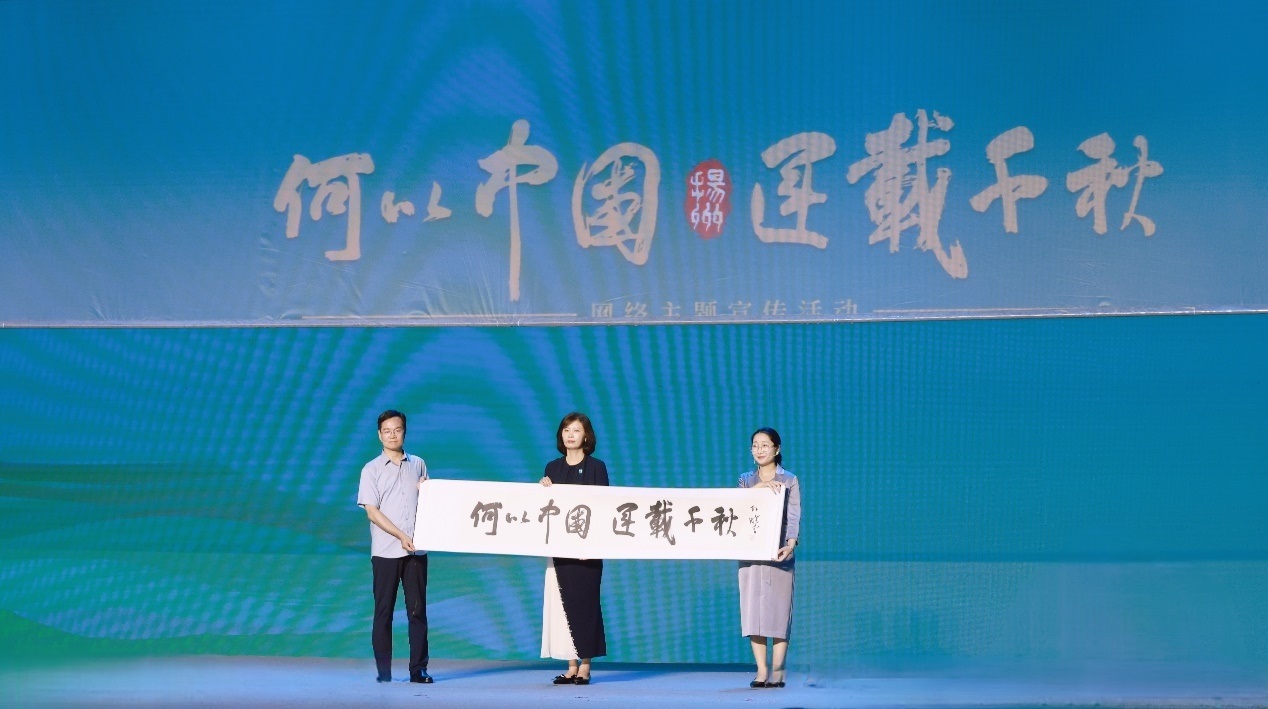 隋唐大運(yùn)河文化博物館館長曹岳森（左）、揚(yáng)州中國大運(yùn)河博物館館長鄭晶（中）、浙東運(yùn)河博物館負(fù)責(zé)人張慧（右）共同展卷。