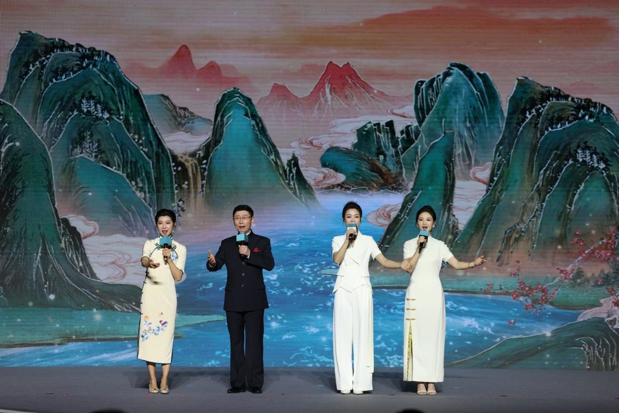 國家一級(jí)演員、京劇表演藝術(shù)家王平（左二），國家一級(jí)演員、南京藝術(shù)學(xué)院教授單雯（左一），浙江小百花越劇團(tuán)青年演員陳麗君（右二）、何青青（右一）同臺(tái)唱響千年運(yùn)河情。