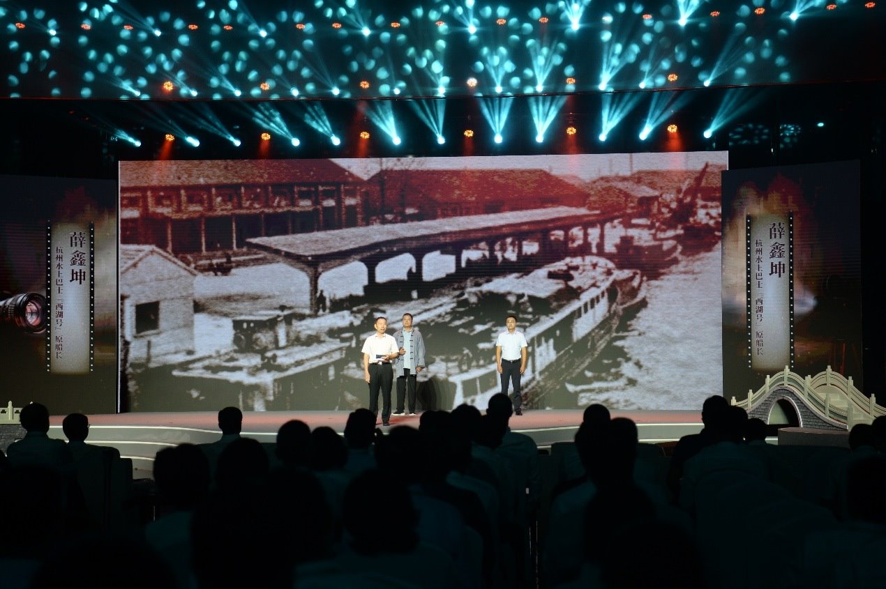 杭州水上巴士“西湖”號(hào)原船長薛鑫坤（左）、窯灣古鎮(zhèn)漁民藝術(shù)團(tuán)團(tuán)長沈召明（中）、港航潤楊6060貨船主楊杰偉（右）現(xiàn)場講述。