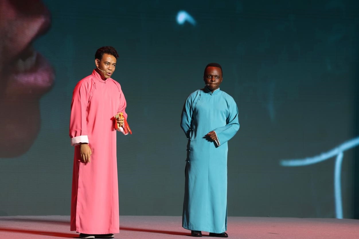 來自馬達(dá)加斯加的北京外國語大學(xué)教師唐磊（左）和來自肯尼亞的天津師范大學(xué)博士生孔愛凱（右）說唱大運(yùn)河。