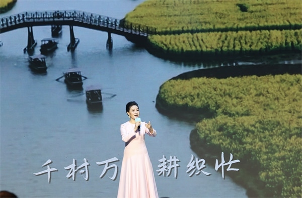 歌唱家、中國音樂學(xué)院教授雷佳現(xiàn)場演唱。