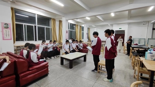 圖②：武平法院法官指導(dǎo)學(xué)生彩排。