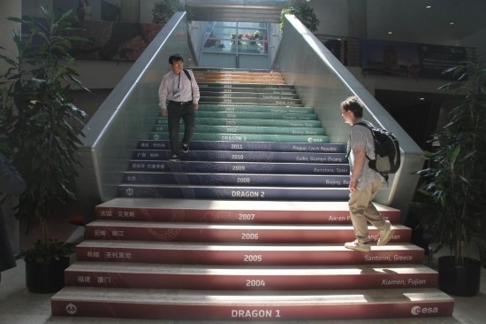 6月24日，在葡萄牙里斯本，與會者準(zhǔn)備走進(jìn)“龍計(jì)劃”五期總結(jié)研討會暨六期（2024-2028年）啟動會會場。