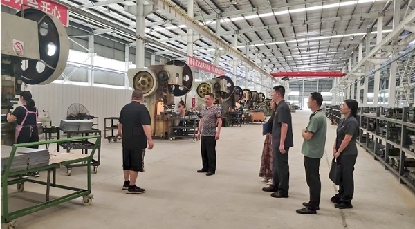 大渡口區(qū)法院法官回訪已盤活的被執(zhí)行企業(yè)。