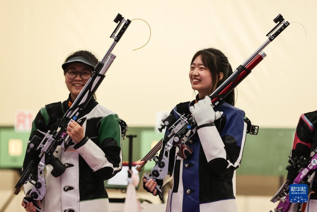 2023年9月24日，在杭州亞運(yùn)會(huì)射擊項(xiàng)目女子10米氣步槍個(gè)人決賽中，中國(guó)選手黃雨婷以252.7環(huán)的成績(jī)獲得冠軍，韓佳予獲得亞軍，印度選手拉米塔獲得季軍。圖為黃雨婷（右）、韓佳予在比賽后。新華社記者 單宇琦 攝