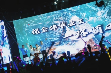 歌曲《祝你一路順風(fēng)》演出現(xiàn)場(chǎng)。供圖：日照職業(yè)技術(shù)學(xué)院