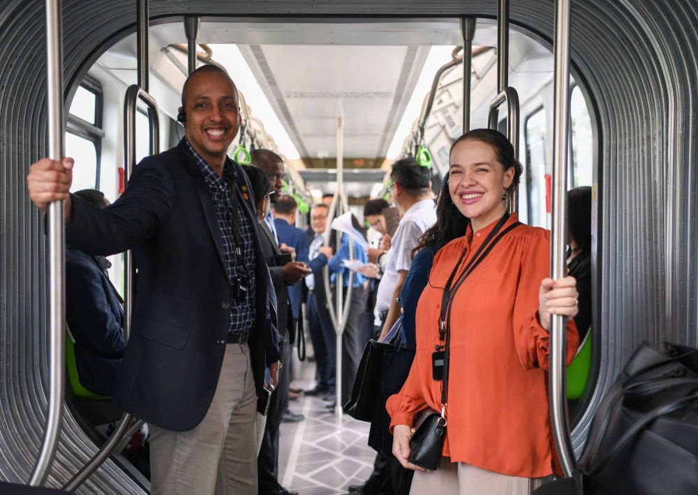 2024年4月22日，拉美和加勒比國(guó)家駐華使節(jié)、機(jī)構(gòu)代表和記者應(yīng)外交部邀請(qǐng)，在襄陽騰龍汽車有限公司參訪。新華社記者 杜子璇 攝