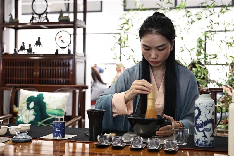 茶藝師現(xiàn)場展示宋式點茶。拉巴特中國文化中心供圖