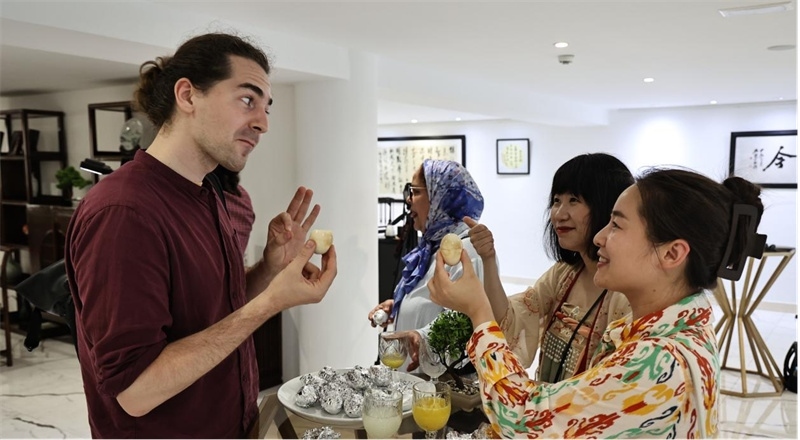 嘉賓品嘗茶葉蛋。拉巴特中國文化中心供圖