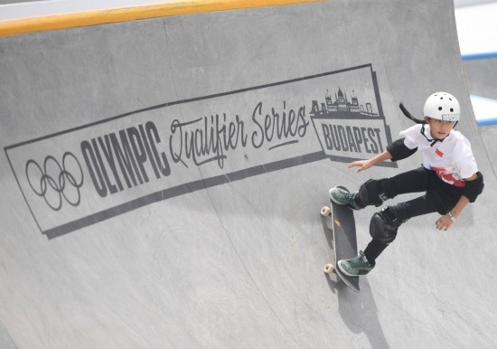 6月20日，鄭好好在比賽中，她在預(yù)賽中最佳成績(jī)?yōu)?2.60分。當(dāng)日，巴黎奧運(yùn)會(huì)資格系列賽布達(dá)佩斯站滑板女子碗池預(yù)賽在布達(dá)佩斯舉行。新華社記者 賀燦鈴 攝