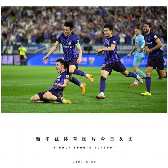  6月29日，天津津門虎隊(duì)球員劉俊賢（左一）在比賽中進(jìn)球后慶祝。新華社記者 孫凡越 攝