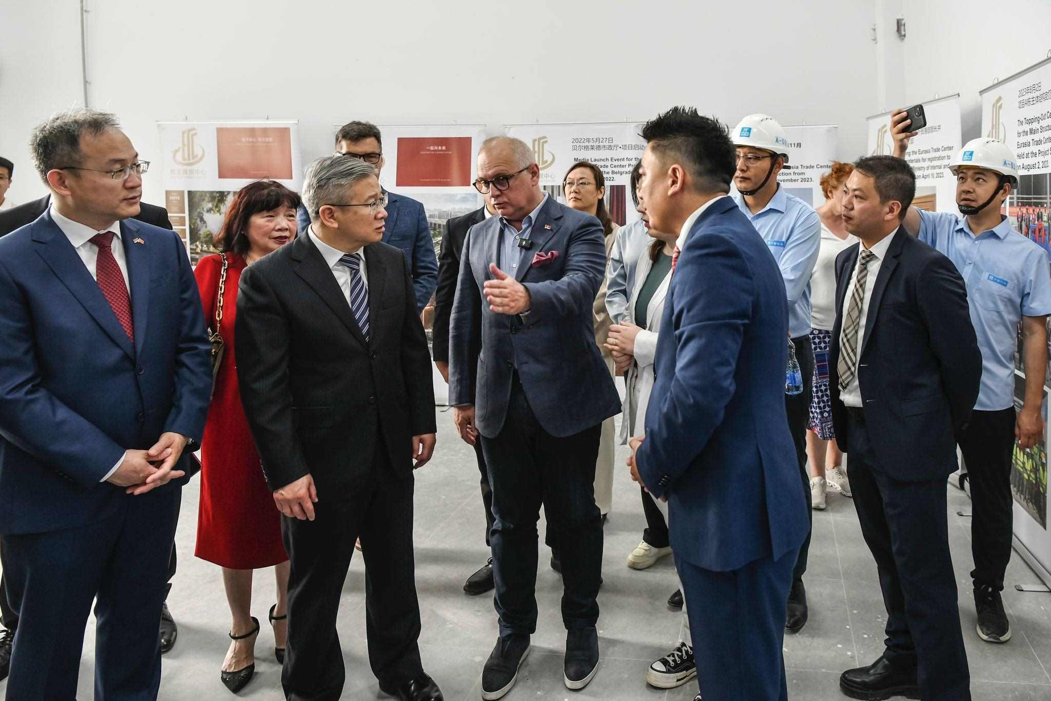 徐文光（左二）與韋西奇（左三）視察歐亞商貿(mào)中心。 歐亞商貿(mào)中心供圖
