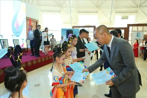 △當(dāng)?shù)貢r間6月27日，2024“未來世界”國際青少年藝術(shù)展演在塔吉克斯坦國家博物館開幕。