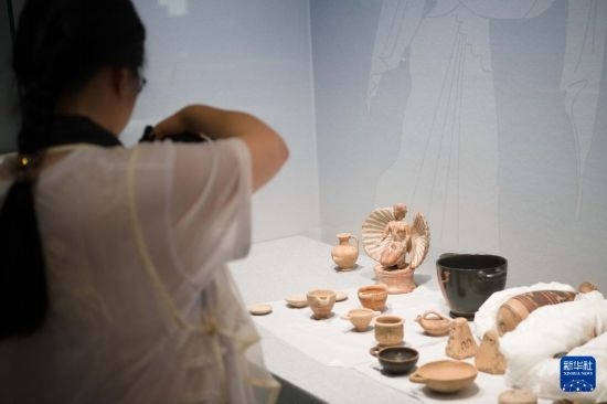 7月2日，開箱后的古希臘文物被工作人員移入展柜。新華社記者 張端 攝