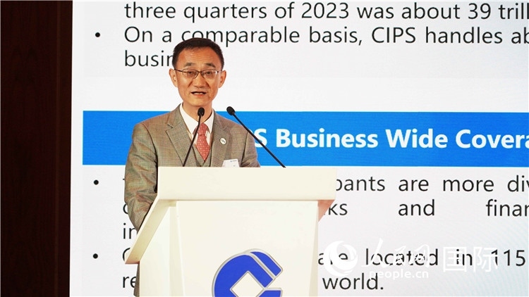跨境銀行間支付清算有限責任公司總裁許再越發(fā)言。 人民網(wǎng) 張茜 攝
