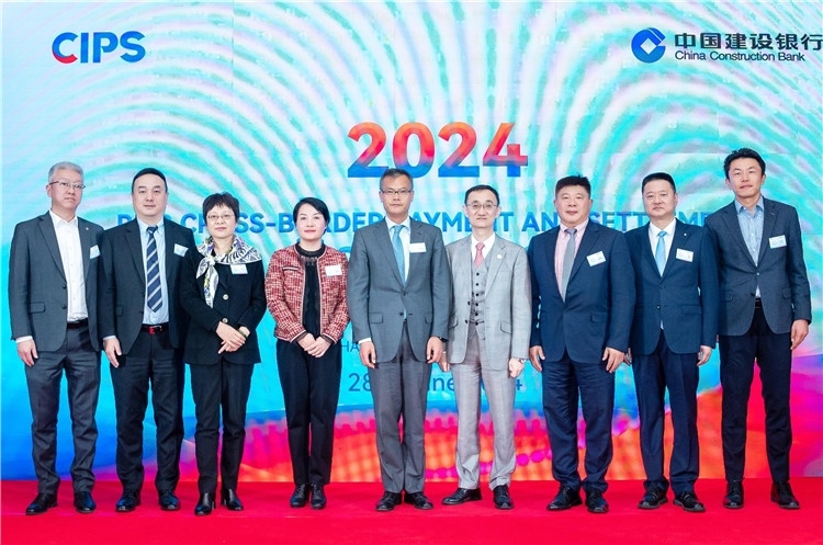 鄭冰開公使與CIPS公司、建行總行以及在南中資銀行合影、留念。（中國建設銀行約翰內(nèi)斯堡分行供圖）