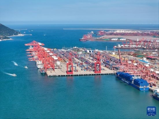 6月26日，貨輪?？吭谶B云港港集裝箱碼頭（無人機(jī)照片）。新華社記者 季春鵬 攝