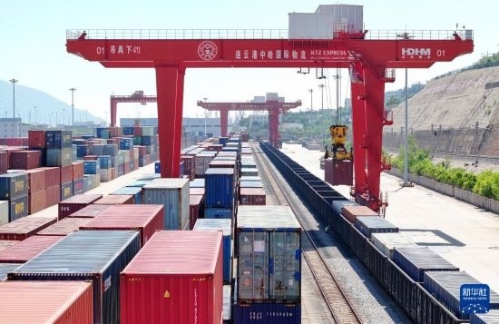 6月30日，在中哈連云港物流合作基地，大型機(jī)械在吊裝集裝箱（無人機(jī)照片）。新華社發(fā)（王健民 攝）