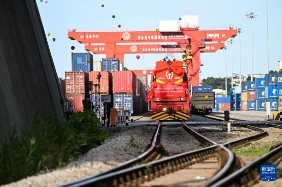 6月26日，“韓國-連云港-中亞”國際多式聯(lián)運(yùn)班列從中哈連云港物流合作基地出發(fā)，駛往哈薩克斯坦、烏茲別克斯坦。班列運(yùn)載的55個(gè)大柜此前于6月13日從韓國境內(nèi)發(fā)出，經(jīng)釜山港海運(yùn)抵達(dá)連云港后轉(zhuǎn)由鐵路運(yùn)輸。新華社記者 季春鵬 攝
