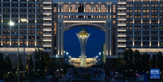 這是7月1日在哈薩克斯坦首都阿斯塔納透過一座建筑拍攝的巴伊杰列克觀景塔。新華社記者 王建華 攝