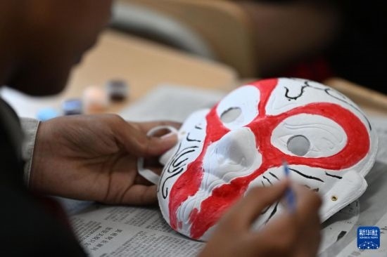 7月3日，外國(guó)學(xué)生在繪制京劇臉譜。新華社記者 李然 攝