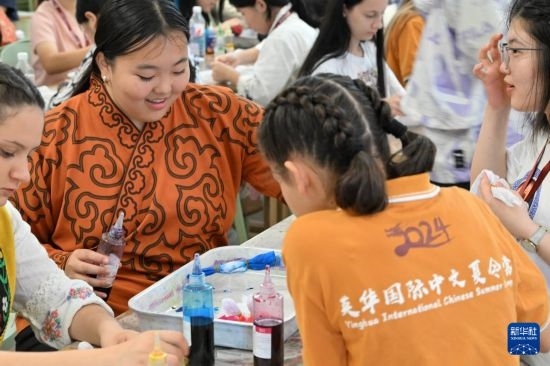 7月3日，外國(guó)學(xué)生在了解中國(guó)的染布技術(shù)。新華社記者 李然 攝