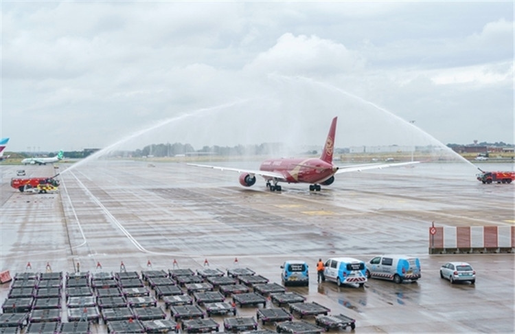 圖為布魯塞爾-上海返程航班出發(fā)前，布魯塞爾機(jī)場(chǎng)方面為返程航班舉行水門(mén)儀式。吉祥航空供圖