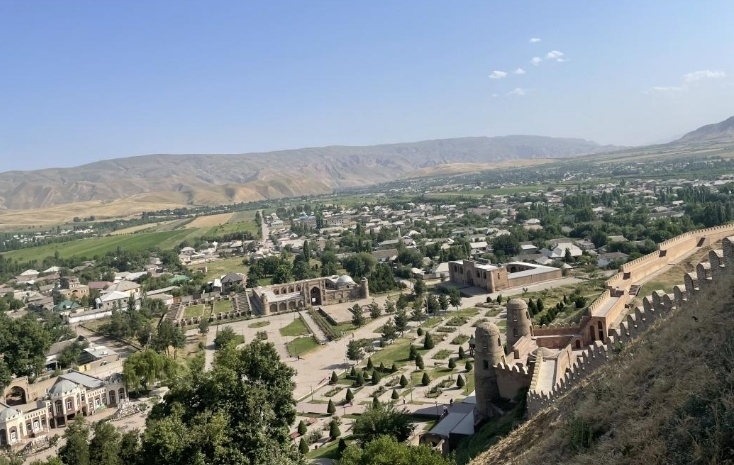 位于塔吉克斯坦杜尚別西北的吉薩爾古城，有著3000多年歷史。有研究認(rèn)為，張騫出使大宛回程途中曾經(jīng)過此地。圖為從吉薩爾古城城墻俯瞰城門與市鎮(zhèn)。本報記者 曲頌 攝