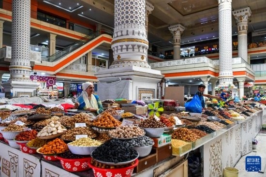 這是6月27日在塔吉克斯坦首都杜尚別拍攝的大巴扎內(nèi)景。新華社記者 曹陽 攝