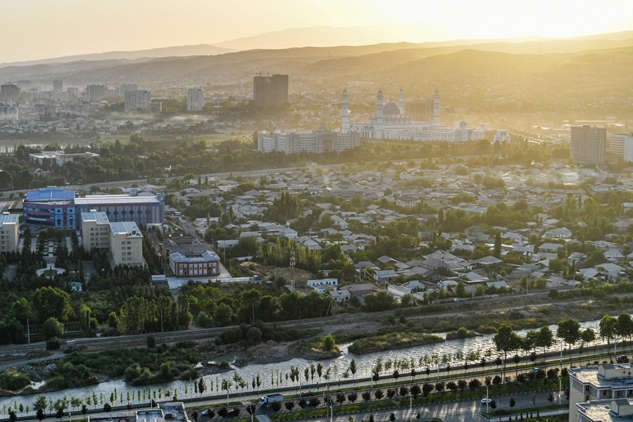 這是2024年6月26日拍攝的塔吉克斯坦首都杜尚別城市風光。新華社記者 曹陽 攝