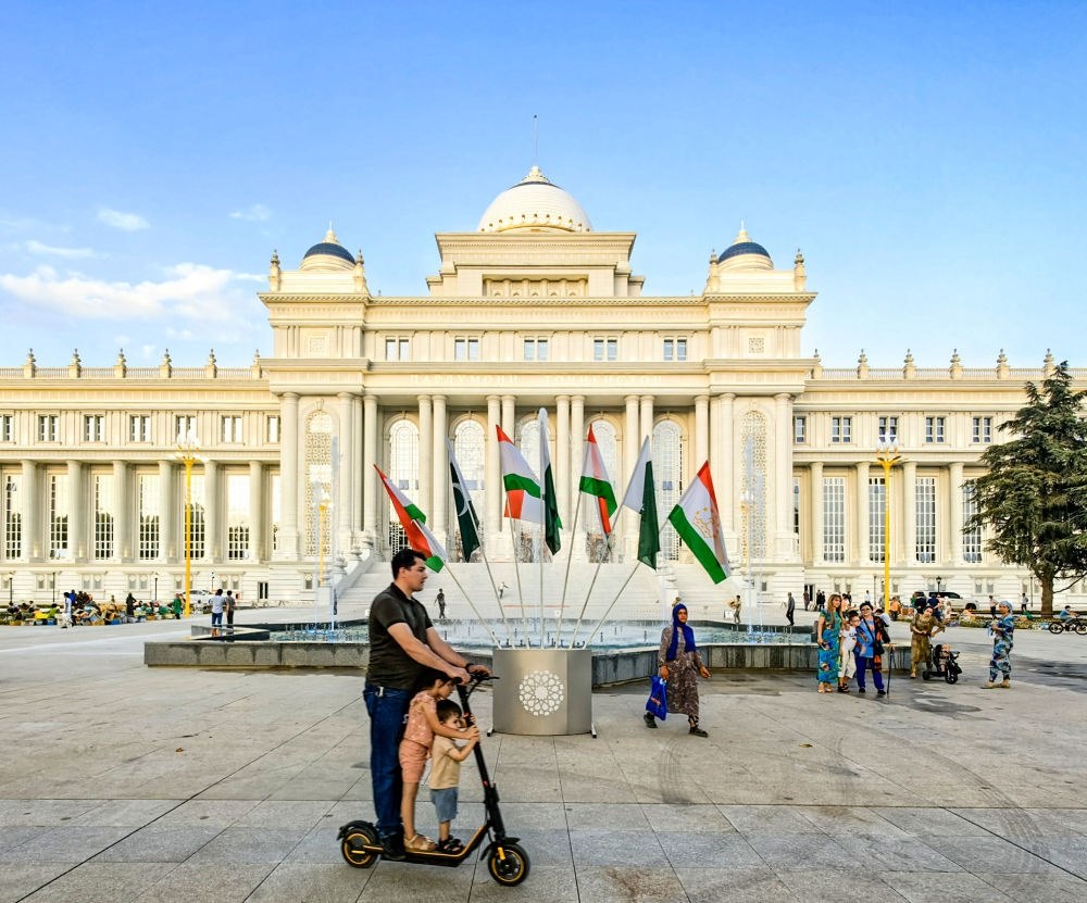 2024年7月1日，人們在塔吉克斯坦議會大樓前的廣場上休閑。