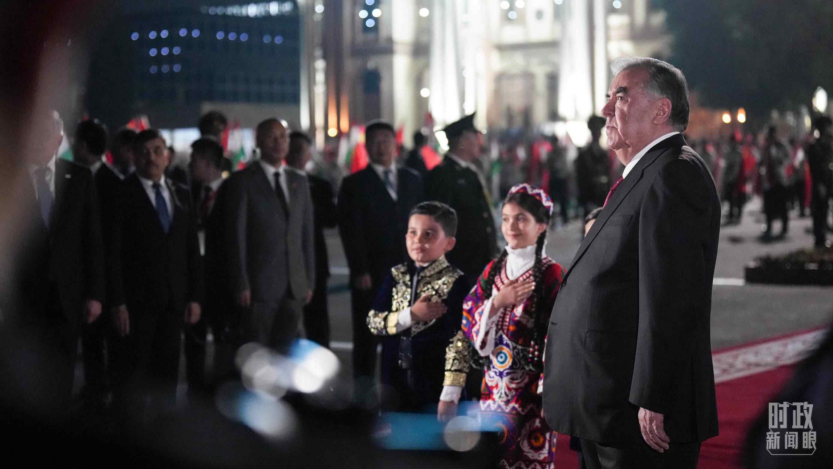 △拉赫蒙總統(tǒng)在機(jī)場(chǎng)迎接習(xí)主席。（總臺(tái)記者李晉拍攝）