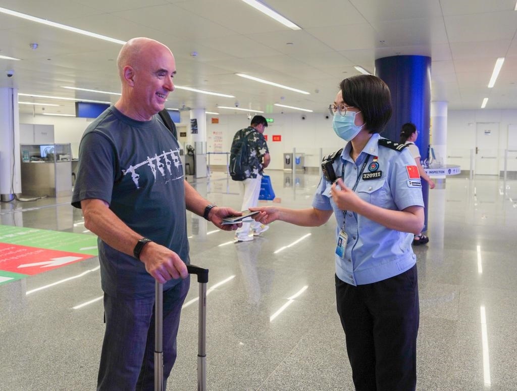  7月2日，南寧邊檢站移民管理警察引導(dǎo)外籍旅客有序通關(guān)。（南寧邊檢站供圖）