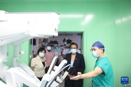 7月5日，塞舌爾衛(wèi)生部長(zhǎng)維多在中國(guó)海軍“和平方舟”號(hào)醫(yī)院船上參觀。新華社發(fā)（劉志磊 攝）