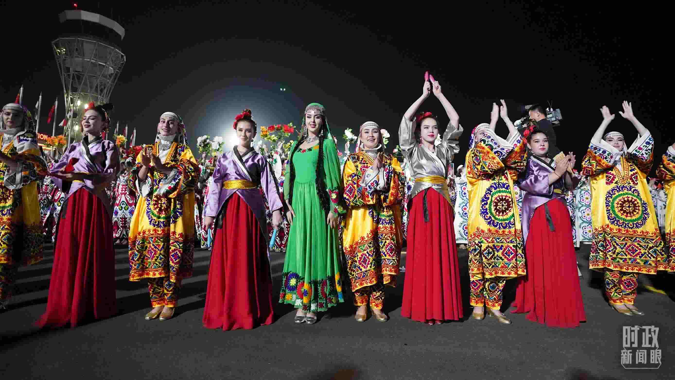 △迎賓儀式上身著民族盛裝的塔吉克斯坦青年。（總臺(tái)記者李晉拍攝）