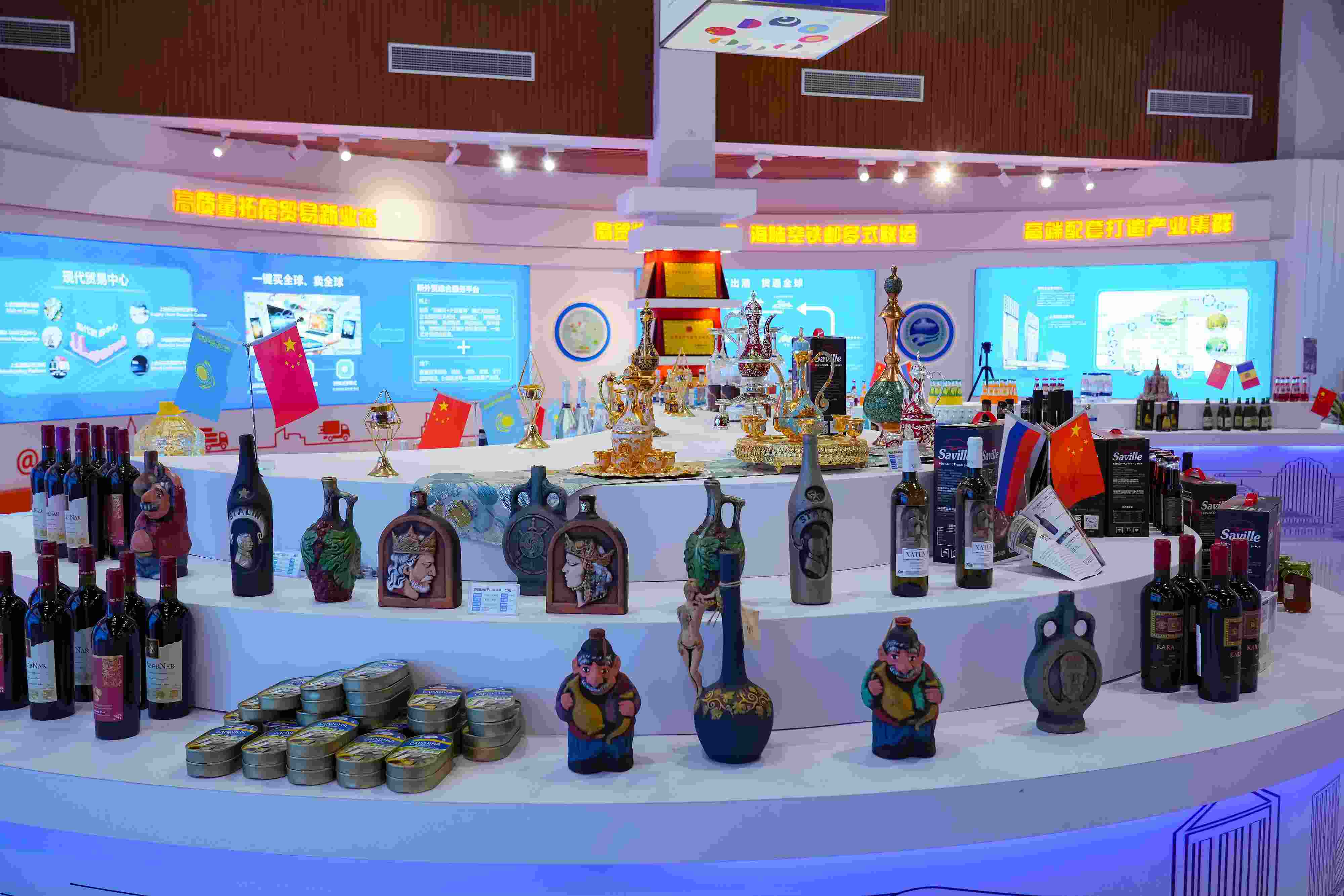 2022年10月19日，青島，上合示范區(qū)展出的上合組織國(guó)家特色商品。