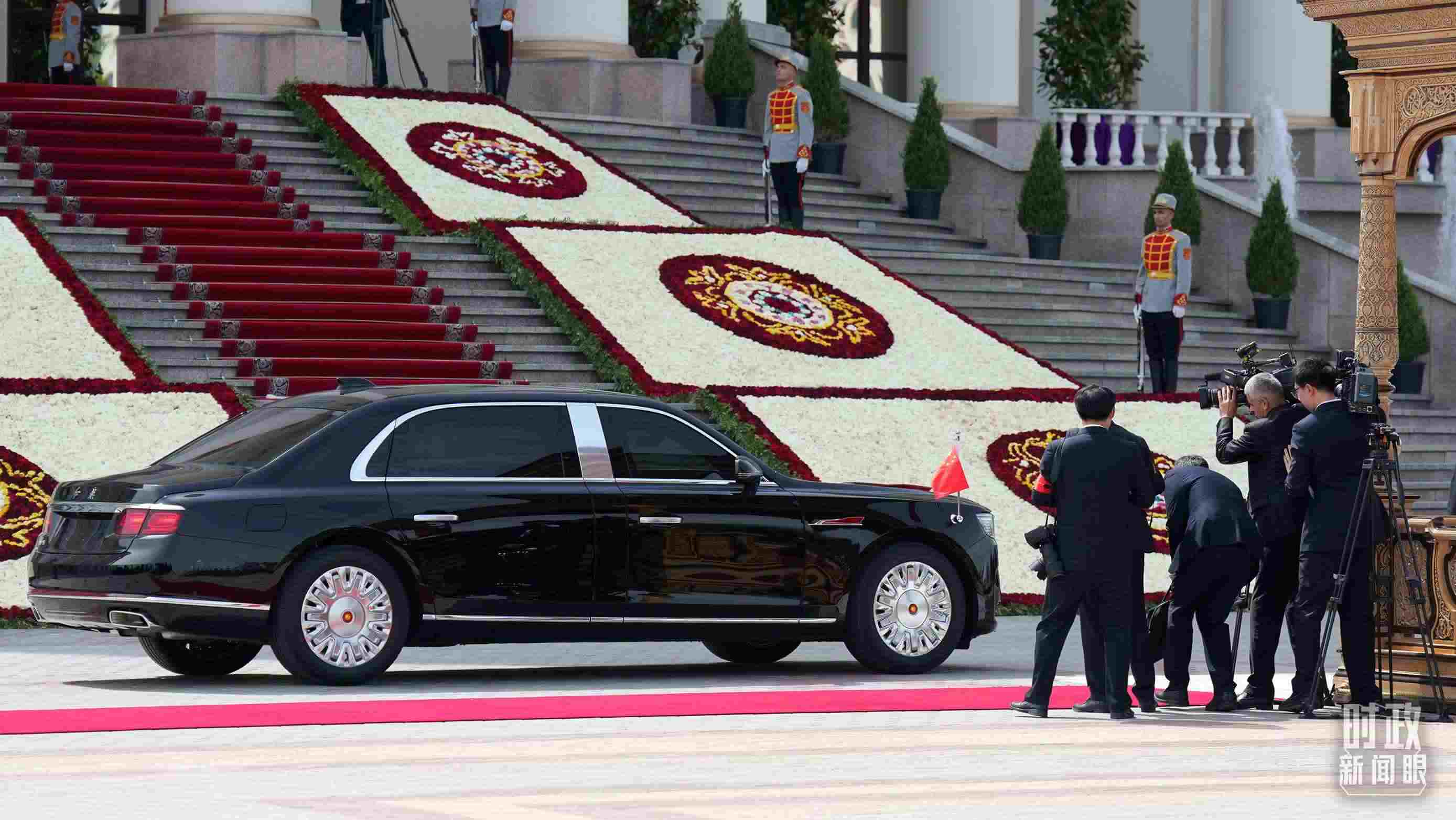 △習(xí)主席乘坐的紅旗車(chē)抵達(dá)塔總統(tǒng)府。（總臺(tái)記者李晉拍攝）