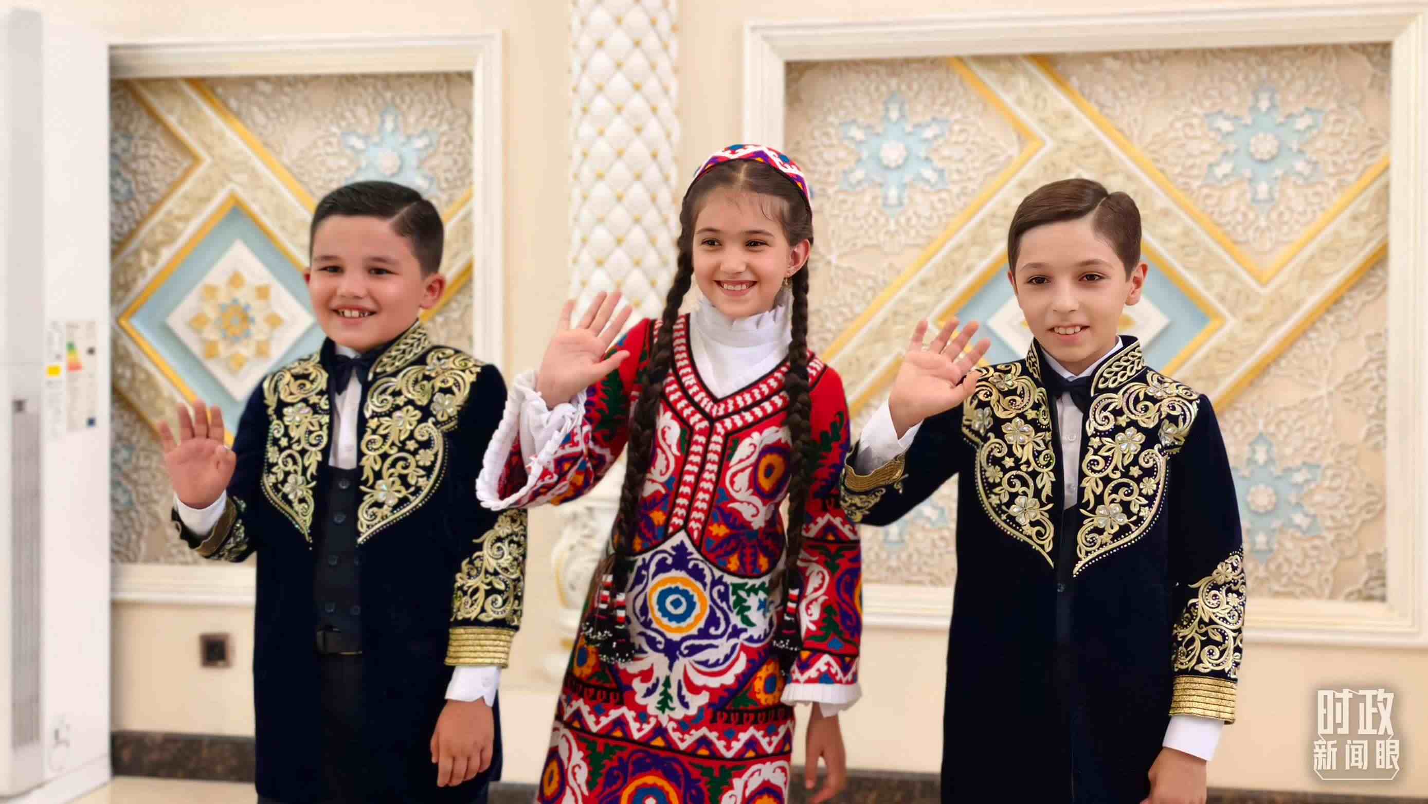 △在機(jī)場(chǎng)迎接習(xí)主席的塔吉克斯坦少年。（總臺(tái)央視記者韓銳拍攝）