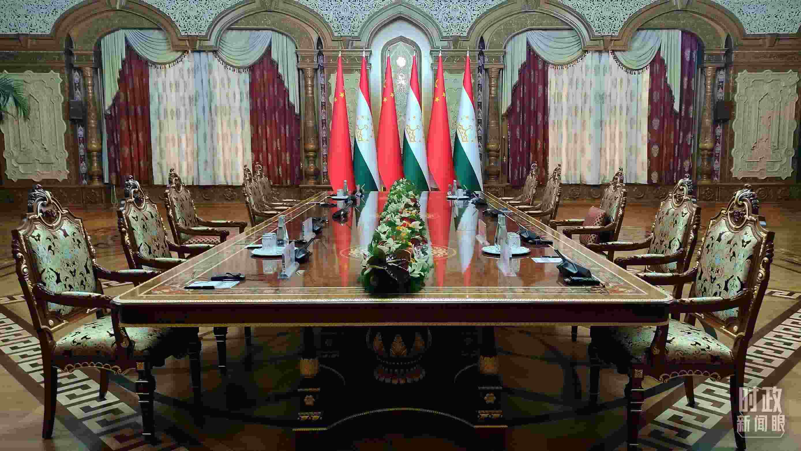 △中塔元首小范圍會(huì)談開(kāi)始前。（總臺(tái)央視記者薛冠南拍攝）