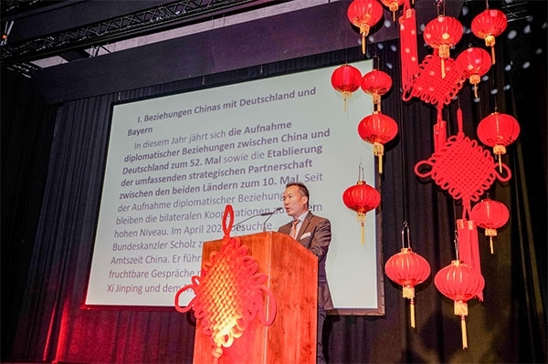 圖為郭方領(lǐng)事在致辭。（駐慕尼黑總領(lǐng)館提供）