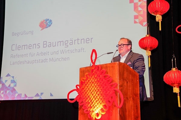 圖為鮑姆蓋特納在致辭。（駐慕尼黑總領(lǐng)館提供）