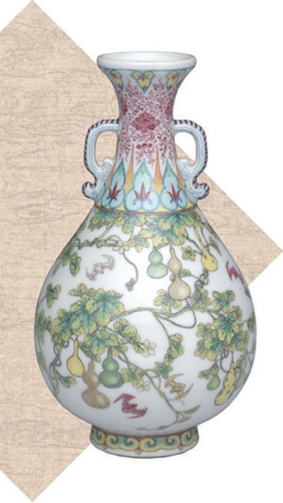 清代瓷胎畫琺瑯福壽連綿雙耳瓶。臺北故宮博物院藏