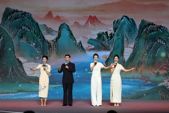 四位戲曲演員同臺獻唱。