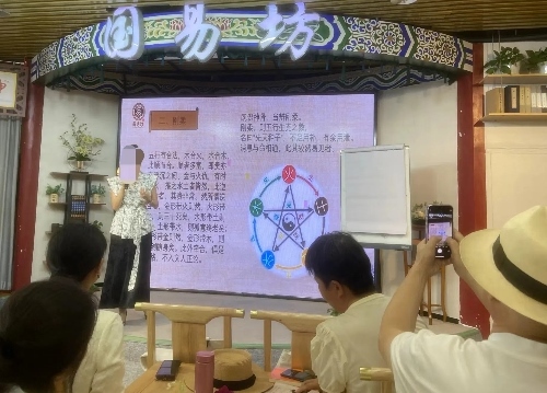 葉姓講師為學員講“相”。人民網(wǎng) 劉文邦攝