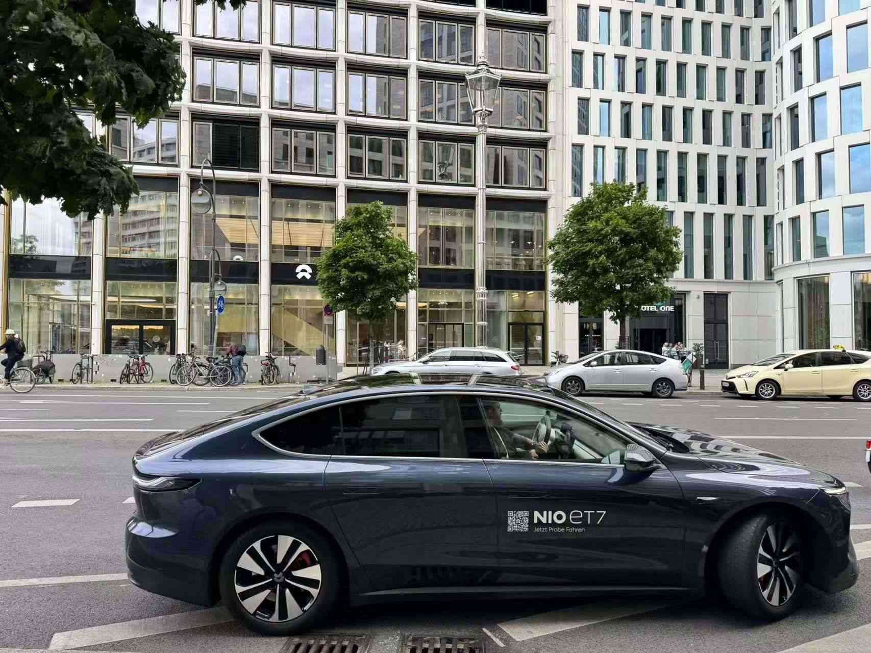 消費(fèi)者在蔚來柏林智能駕駛中心前試駕電動(dòng)汽車。 人民網(wǎng)記者 李強(qiáng)攝