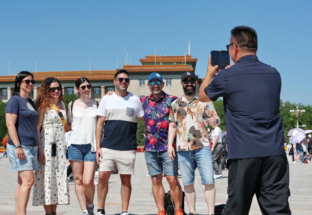 入境游持續(xù)升溫，眾多外國游客游覽天安門廣場。（圖片來源：視覺中國）