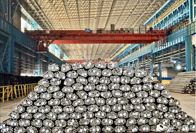 廠房?jī)?nèi)待運(yùn)輸?shù)耐ㄤ摦a(chǎn)品。人民網(wǎng) 謝瑩攝