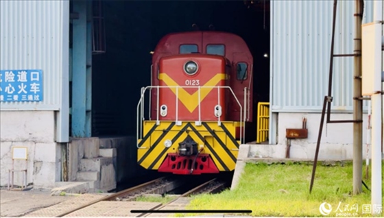 通鋼產(chǎn)品通過(guò)鐵路運(yùn)輸出場(chǎng)。人民網(wǎng) 謝瑩攝